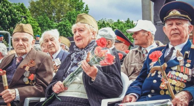 Михаил Игнатьев поздравил с Днем Победы ветеранов Великой Отечественной войны