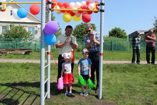 Открытие детской игровой площадки отпраздновали жители деревни Полевое Шептахово