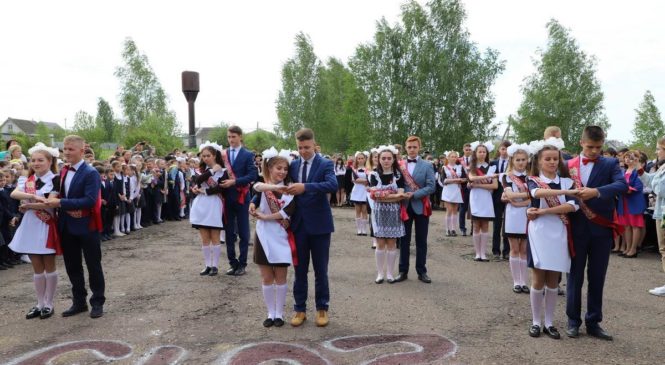 Александр Осипов поздравил выпускников МБОУ «Комсомольская СОШ №2» с праздником «Последнего школьного звонка»