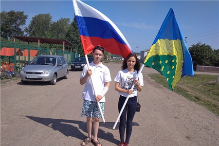 Волонтёры молодежного движения района провели акцию «Эстафета флага», приуроченную ко Дню России
