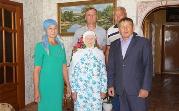 Биктимирова Рахиме Алимовна из деревни Чичканы в день 90-летия получила поздравительную открытку от Президента РФ В.В. Путина