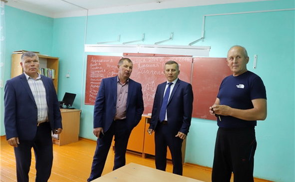 Глава администрации Комсомольского района Александр Осипов проверил готовность школ к новому учебному году