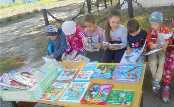 Малокошелеевская сельская библиотека продолжает работу читального зала под открытым небом «Литературный дворик»