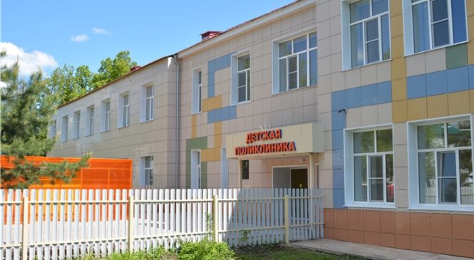 Олег Николаев осмотрел отремонтированную детскую поликлинику в Алатыре