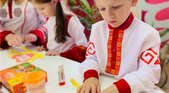 «Сто родных ладошек»: дошкольники детских садов столицы изготавливают открытки к 100-летию Чувашской автономии