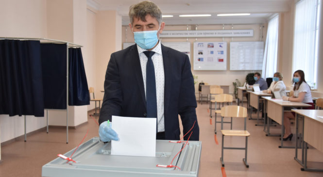 Олег Николаев проголосовал за поправки в Конституцию РФ