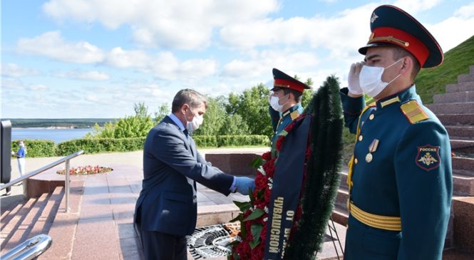 В День памяти и скорби врио Главы Чувашии Олег Николаев возложил цветы к Вечному огню