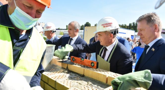 Олег Николаев заложил камень в основание крупнейшей школы в Чувашии