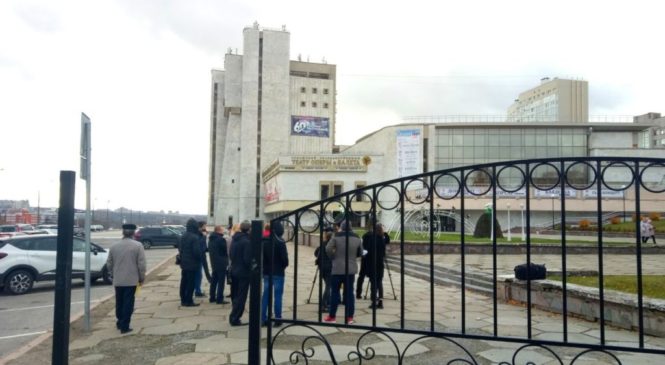 Забор около Театра оперы и балеты в Чебоксарах: быть или не быть?