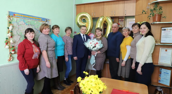 Глава администрации Комсомольского района Александр Осипов поздравил сотрудников редакции газеты «Каçал ен» с юбилеем издания