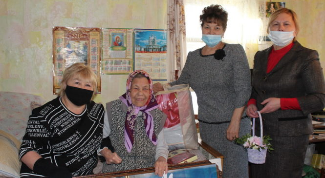 Лидию Титову поздравили с 98-летием и с Днем защитника Отечества
