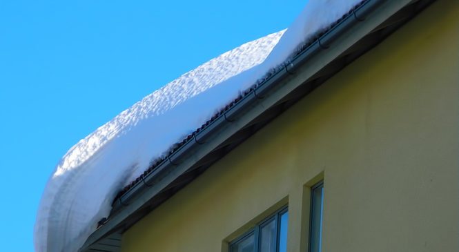 Глава Чувашии поручил организовать уборку снега с крыш жилых домов и социальных объектов