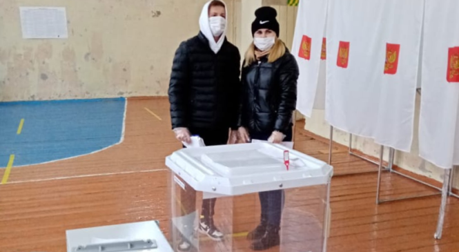 Студенты впервые в жизни проголосовали в родной деревне Старые Тойси