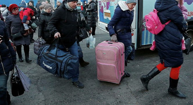 Эксперты прокомментировали результаты опроса об отношении к людям, прибывающим из ЛНР И ДНР
