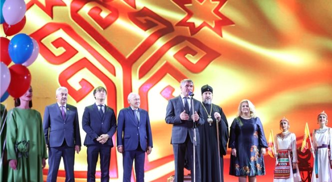 Олег Николаев принял участие в торжественном мероприятии, посвященном Дню Республики
