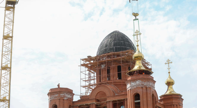 В Чебоксарах подняты купола на строящийся Соборный Храм в честь преподобного Сергия Радонежского