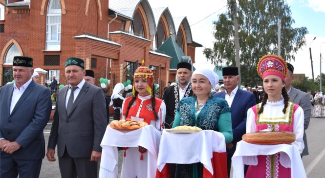 Олег Николаев и Рустам Минниханов открыли обновленную мечеть в татарском селе в Чувашии