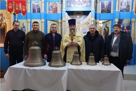 В д.Полевые Яуши Комсомольского района состоялось освещение и установка колоколов
