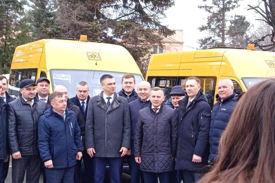 Школам Комсомольского муниципального округа передали 2 новых автобуса