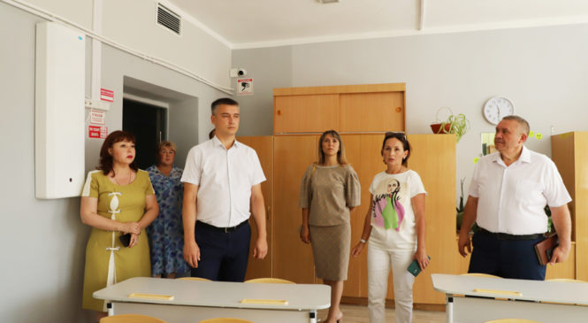 Министр образования Чувашии Дмитрий Захаров сегодня ознакомился с ходом ремонтных работ в школе Комсомольского округа