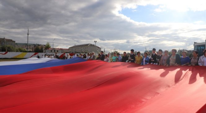 В Комсомольском муниципальном округе прошло развертывания флага
