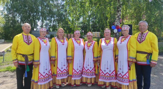 Пултаруллӑ сӑвӑҫ,  40 ытла юрӑ авторӗ